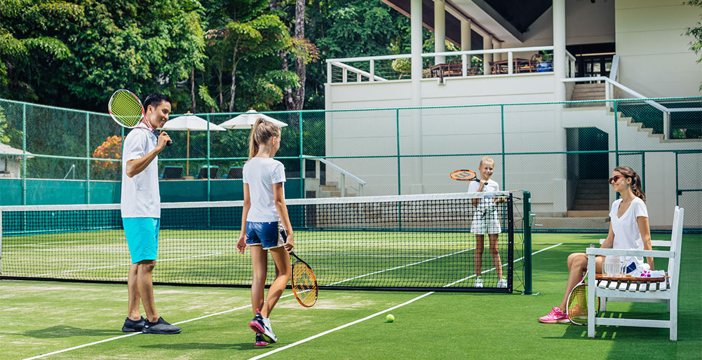 Katamanda Villas - Playing tennis with family